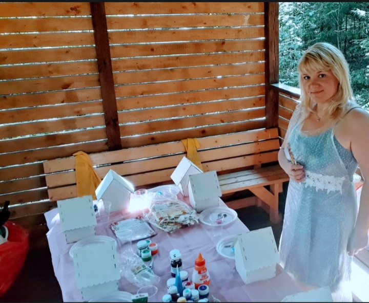 Женщина на природе с заготовками